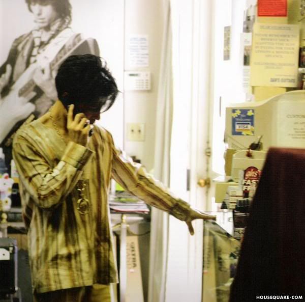 Prince on phone Hawaii_on_phone.jpg